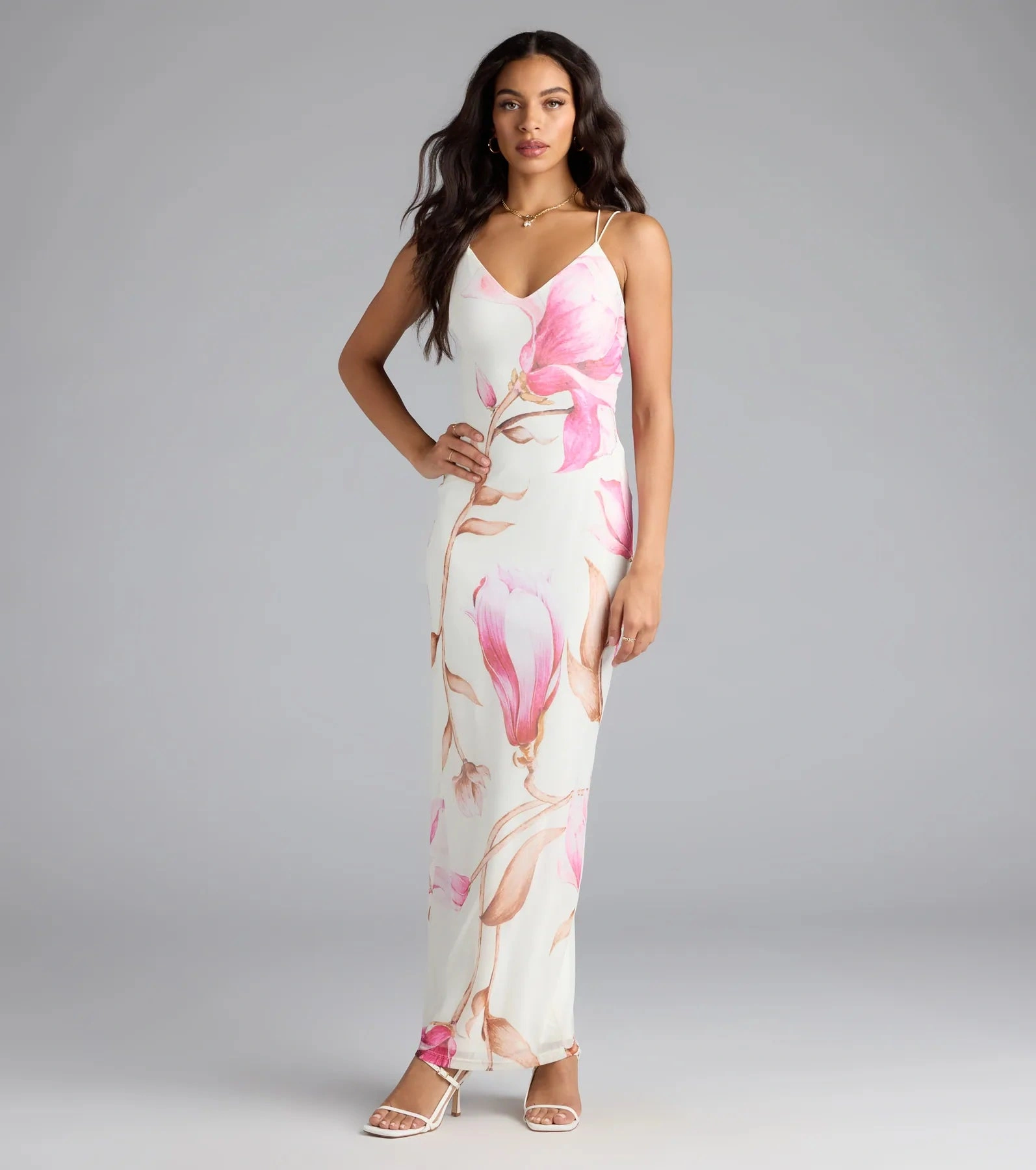 Wunderschönes Blumen-Maxikleid mit Mesh-Details für einen romantischen Sommerlook.